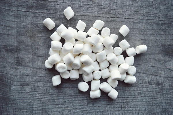 ahşap masa üstünde şekerleme