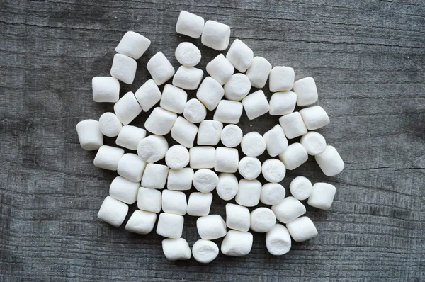 Marshmallows na dřevěný stůl — Stock fotografie