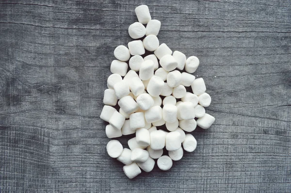 Marshmallows na mesa de madeira — Fotografia de Stock