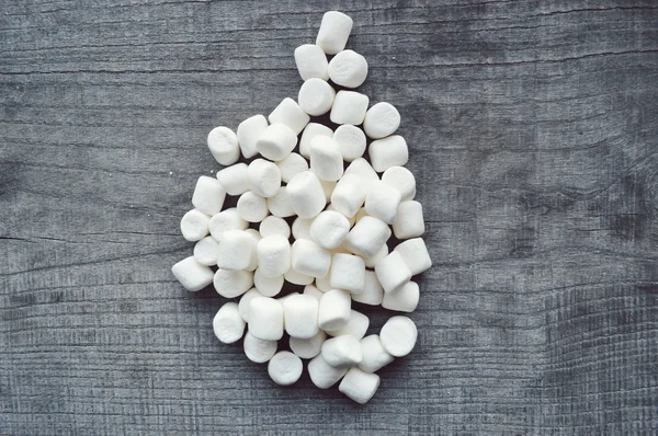 Marshmallows na mesa de madeira — Fotografia de Stock