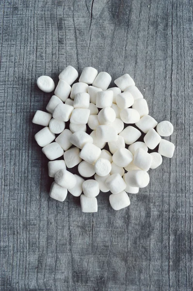 Marshmallows na dřevěný stůl — Stock fotografie