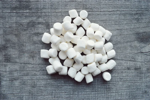 ahşap masa üstünde şekerleme