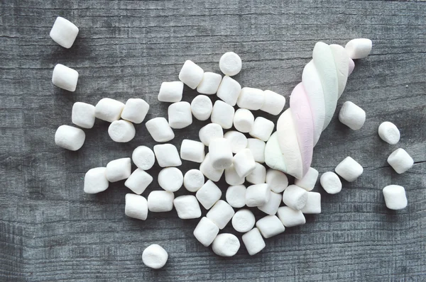 Marshmallows na mesa de madeira — Fotografia de Stock