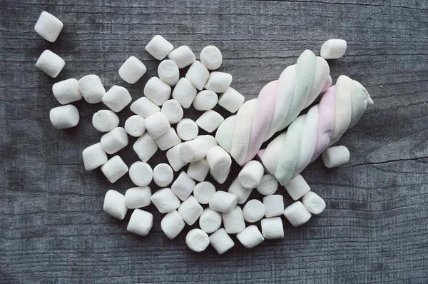Marshmallows na mesa de madeira — Fotografia de Stock
