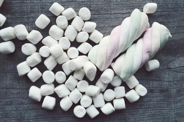 Marshmallows na mesa de madeira — Fotografia de Stock