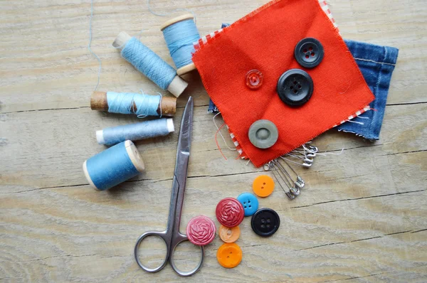 Thread, scissors and  buttons — Stock Photo, Image