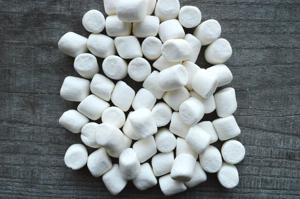 Marshmallows na mesa de madeira — Fotografia de Stock