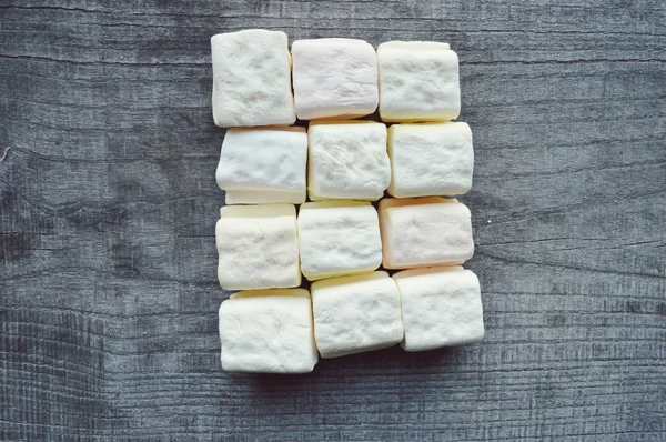 Marshmallows auf Holztisch — Stockfoto