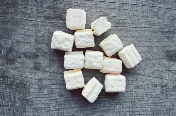 Marshmallows na mesa de madeira — Fotografia de Stock