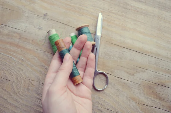 Hand holds the spool of thread — Stock Photo, Image