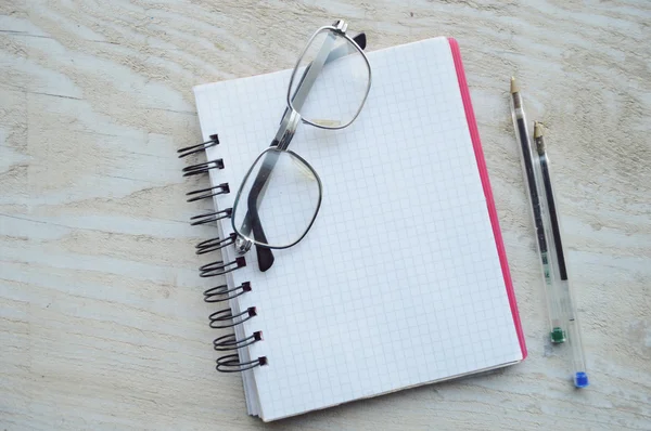 Notizbücher mit zwei Stiften und einer Brille — Stockfoto