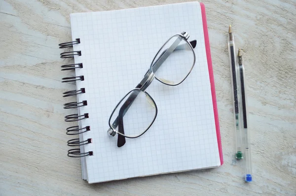 2 つのペンとメガネのノートブック — ストック写真