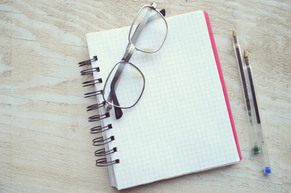 İki kalem ve gözlük ile dizüstü bilgisayar — Stok fotoğraf