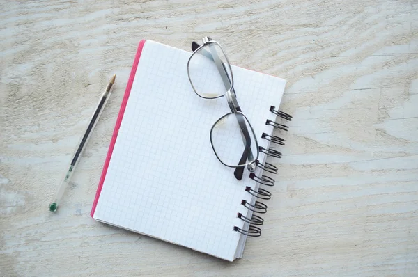 Cuadernos con pluma y gafas — Foto de Stock