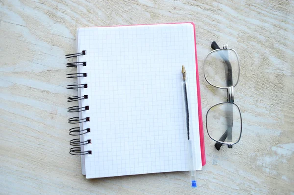 Σημειωματάριο με στυλό και γυαλιά — Φωτογραφία Αρχείου