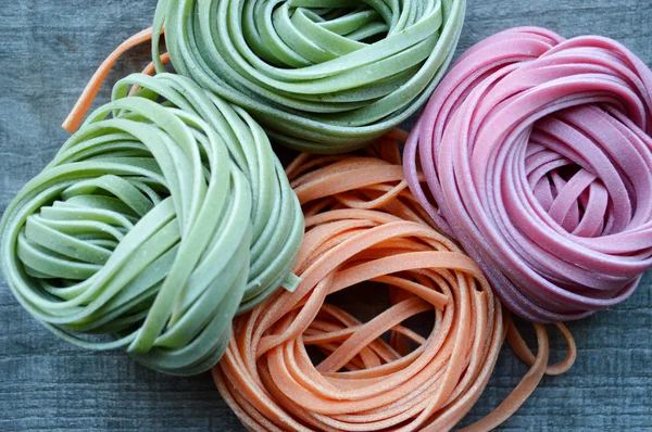 Цветные сырые итальянские макароны — стоковое фото