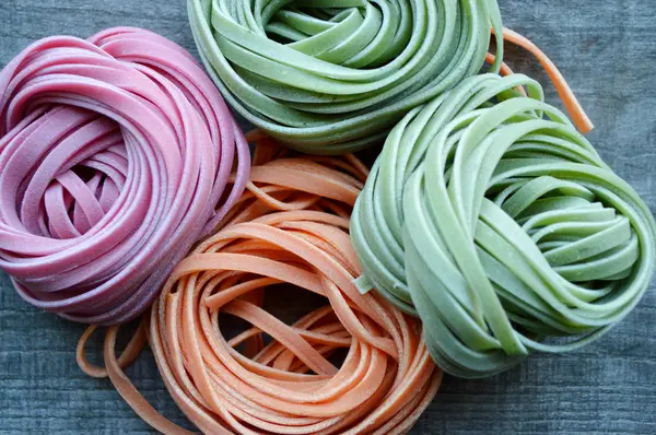 Renkli ham İtalyan makarna