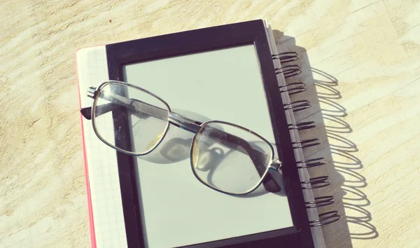 Libro electrónico negro para leer y leer gafas —  Fotos de Stock