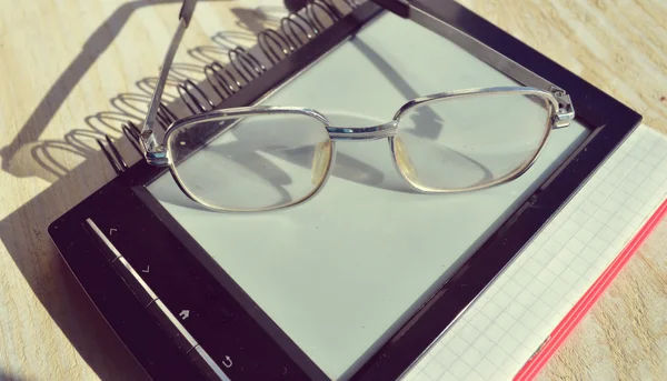 E-book noir pour lunettes de lecture et de lecture — Photo