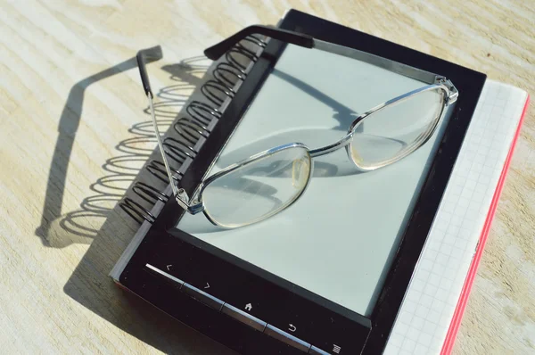 Black e-book for reading and reading glasses — Stock Photo, Image