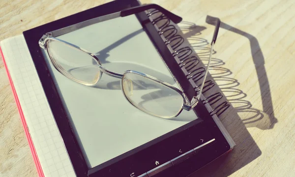E-book noir pour lunettes de lecture et de lecture — Photo