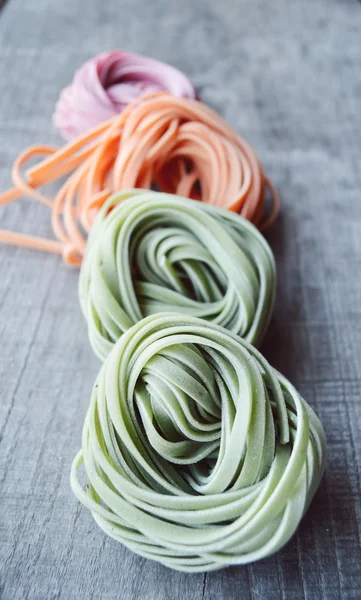 Färgglada raw italiensk pasta — Stockfoto