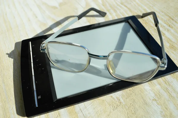 Libro electrónico negro para leer y leer gafas —  Fotos de Stock
