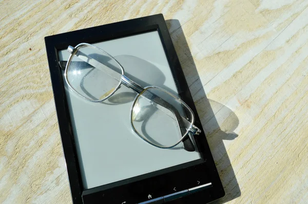 Black e-book for reading and reading glasses — Stock Photo, Image