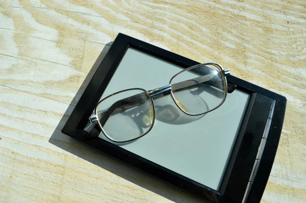 Black e-book for reading and reading glasses — Stock Photo, Image