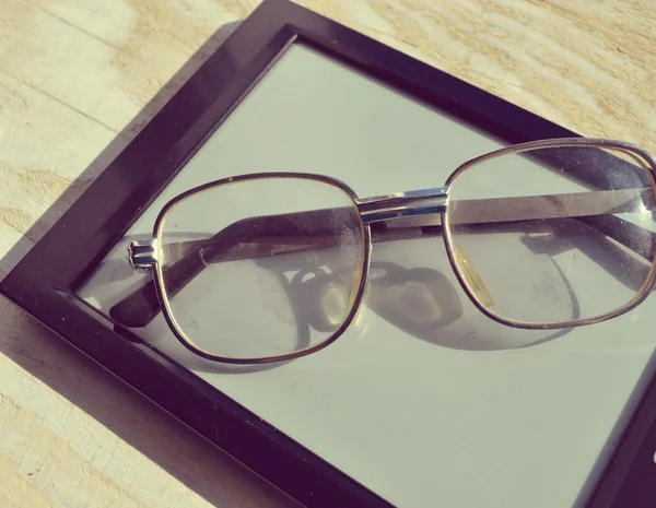 Black e-book for reading and reading glasses — Stock Photo, Image