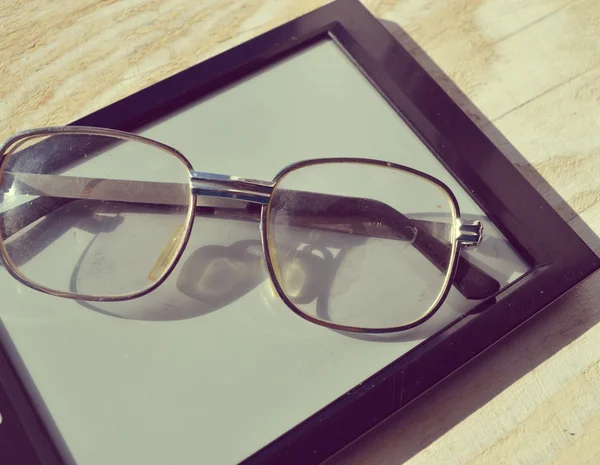 Black e-book for reading and reading glasses — Stock Photo, Image