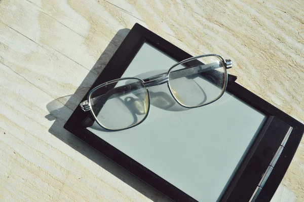Black e-book for reading and reading glasses — Stock Photo, Image