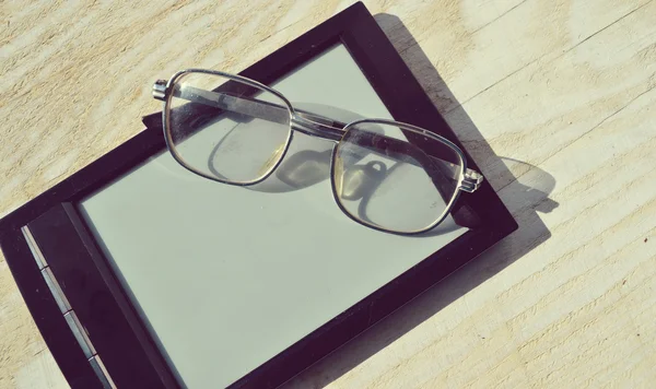 E-book noir pour lunettes de lecture et de lecture — Photo