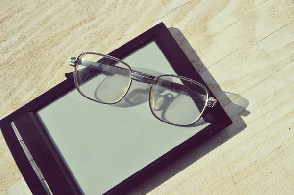 Black e-book for reading and reading glasses — Stock Photo, Image