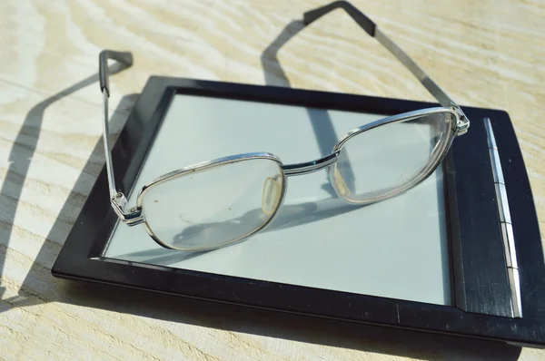 Black e-book for reading and reading glasses — Stock Photo, Image