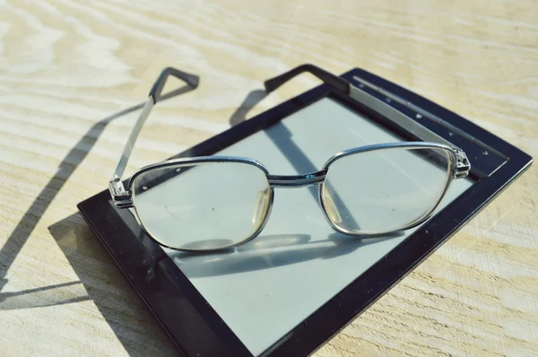 Libro electrónico negro para leer y leer gafas —  Fotos de Stock