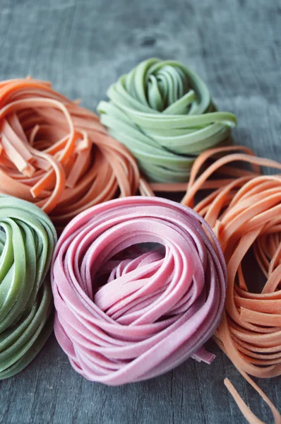 Kleurrijke ruwe Italiaanse pasta — Stockfoto