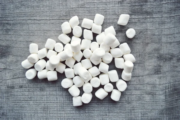 ahşap masa üstünde şekerleme