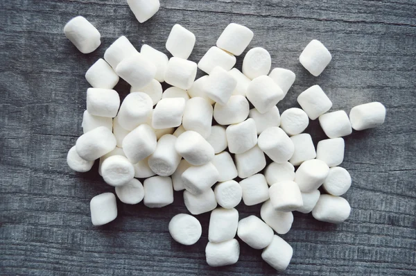 ahşap masa üstünde şekerleme