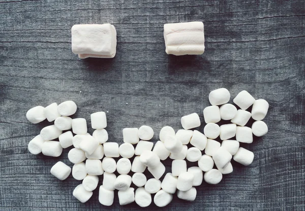 Marshmallows na mesa de madeira — Fotografia de Stock