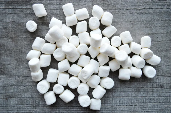 ahşap masa üstünde şekerleme