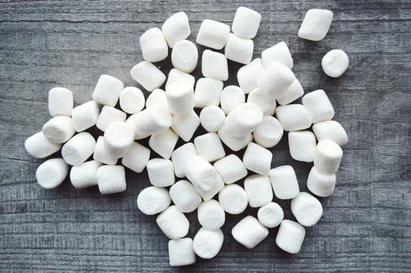 ahşap masa üstünde şekerleme