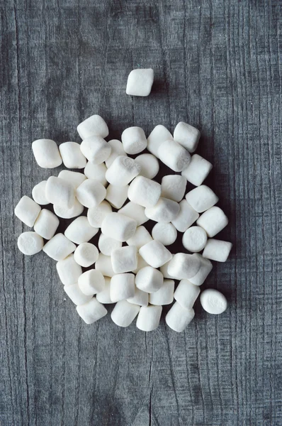 ahşap masa üstünde şekerleme