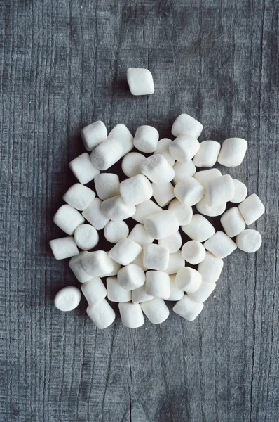 ahşap masa üstünde şekerleme