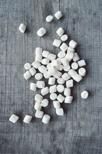 ahşap masa üstünde şekerleme