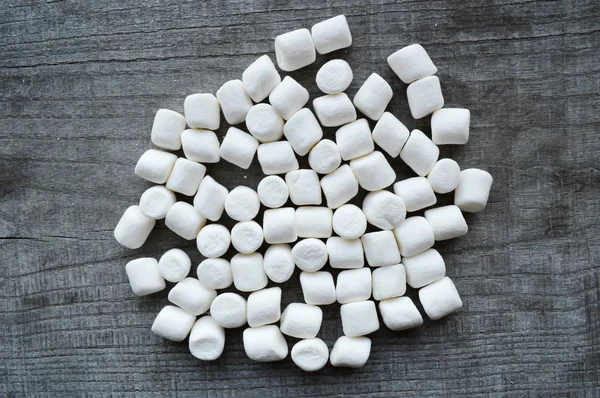 ahşap masa üstünde şekerleme