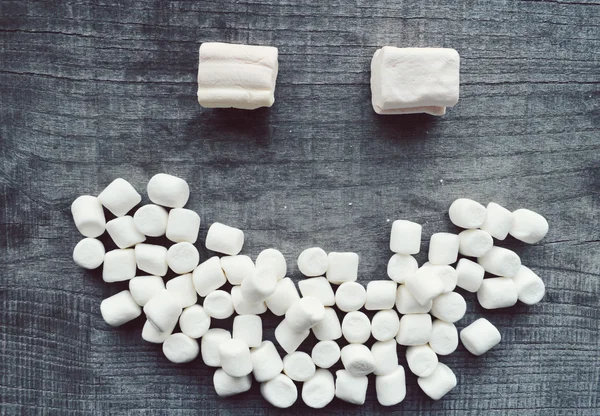 Marshmallows na mesa de madeira — Fotografia de Stock