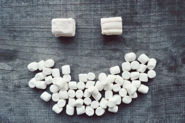 Marshmallows na mesa de madeira — Fotografia de Stock