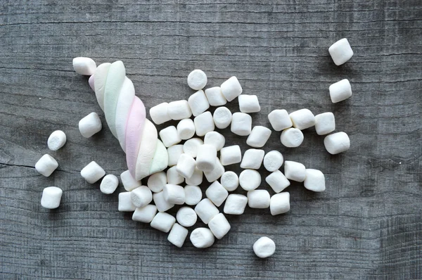 Marshmallows na mesa de madeira — Fotografia de Stock