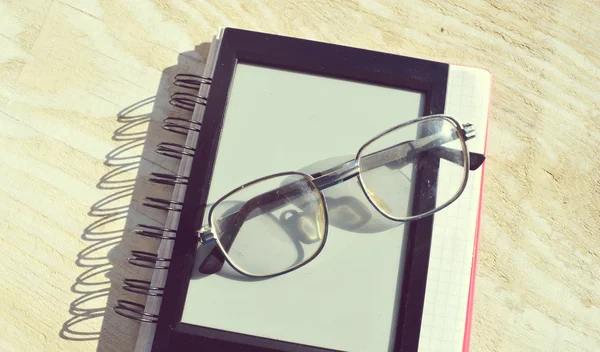 Libro electrónico negro para leer y leer gafas —  Fotos de Stock